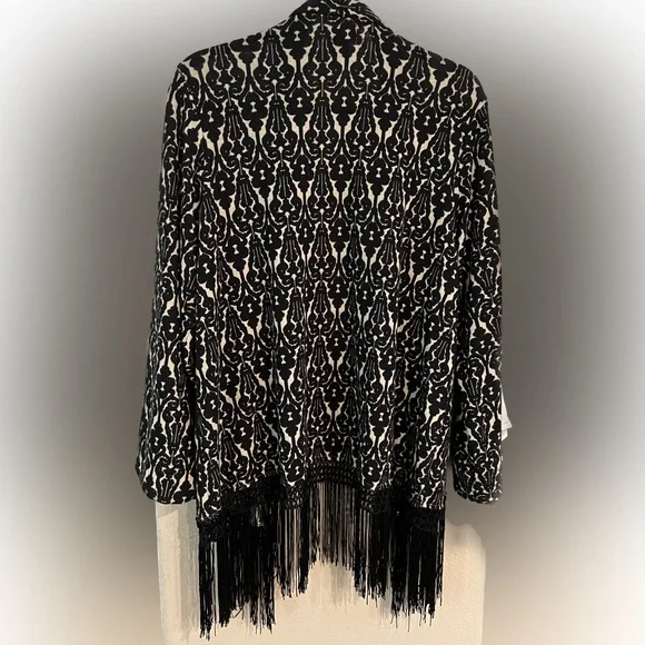 Questions by say what women’s sweater, cardigan, fringe size L black and cream - Picture 2 of 6